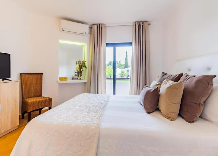 Apartment Sunny Days | Pool View Family