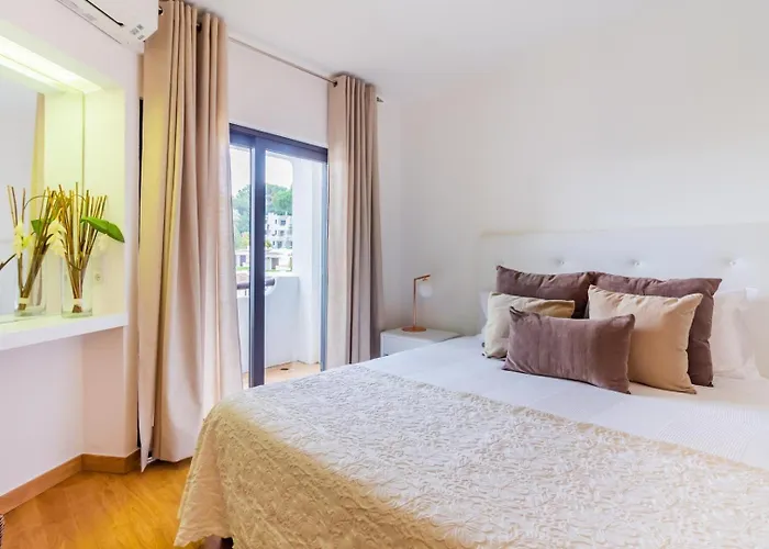 Sunny Days | Pool View Family