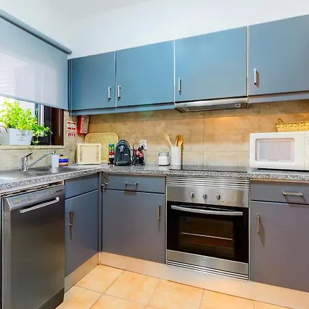 Sunny Days | Pool View Family 아파트 *