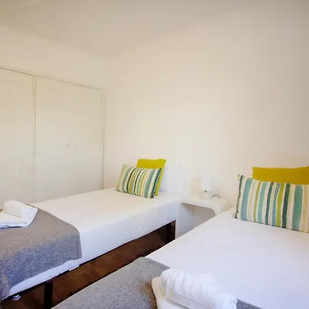 Sunny Days | Pool View Family 아파트 *